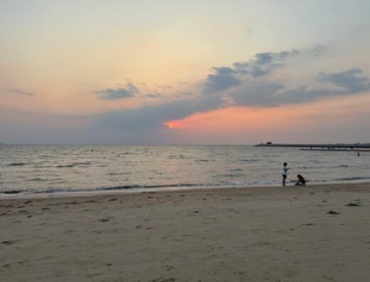 Живописный закат на песчаном пляже в Паттайе у берега моря