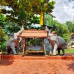 Статуи слонов и деревянные качели в Thappraya Safari, Паттайя
