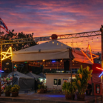 Ночной рынок Pattaya Park Night Plaza в Паттайе на фоне заката