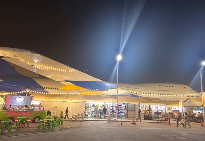 Рынок рядом с самолётом (Runway Night Market)